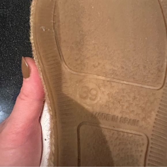 White and Purple Low-Top Sneakers with Textured Design - Picture 8 of 9